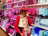 Phương Mỹ Chi nhí nhảnh đi shopping cùng cha nuôi Quang Lê tại Úc